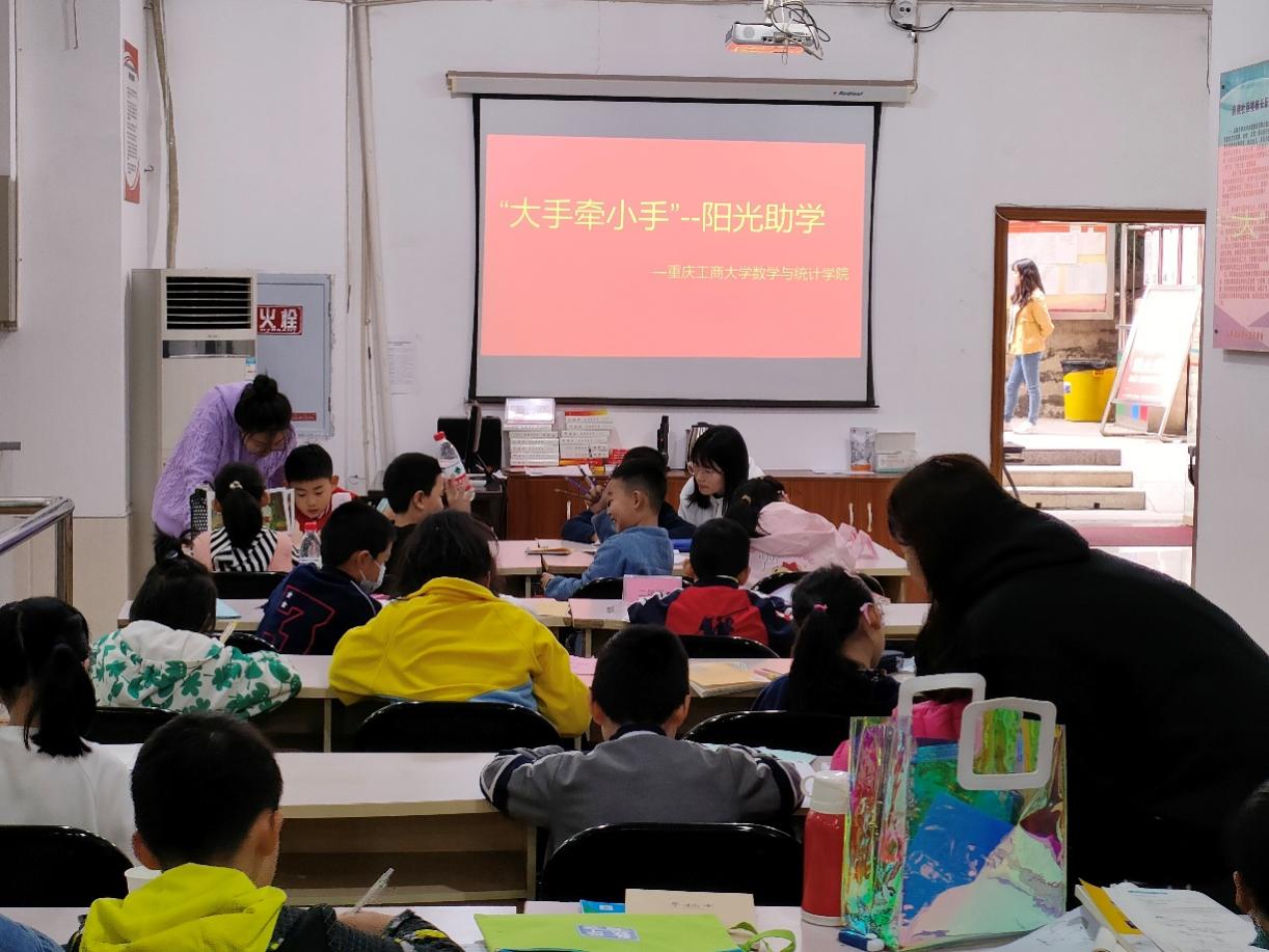 一群小孩在桌子边中度可信度描述已自动生成